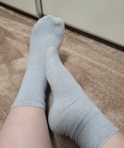 getragene hellblaue lange Socken mit dezentem Rüschendetail