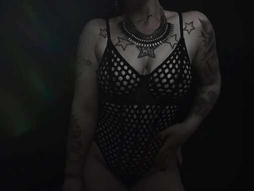 Entdecke dein ganz eigenes Duftparadies mit meinem getragenem Body. Ich genieße mein heimliches Hobby, indem ich Deine intimsten Wünsche und Fantasien erfüllen kann! Und das wiederum erfüllt mich mit Lust! Lass es mich wissen was du dir spezielles wünschst. Das Leben ist zu kurz um Sehnsüchte zu unterdrücken und Leidenschaft nicht auszuleben!